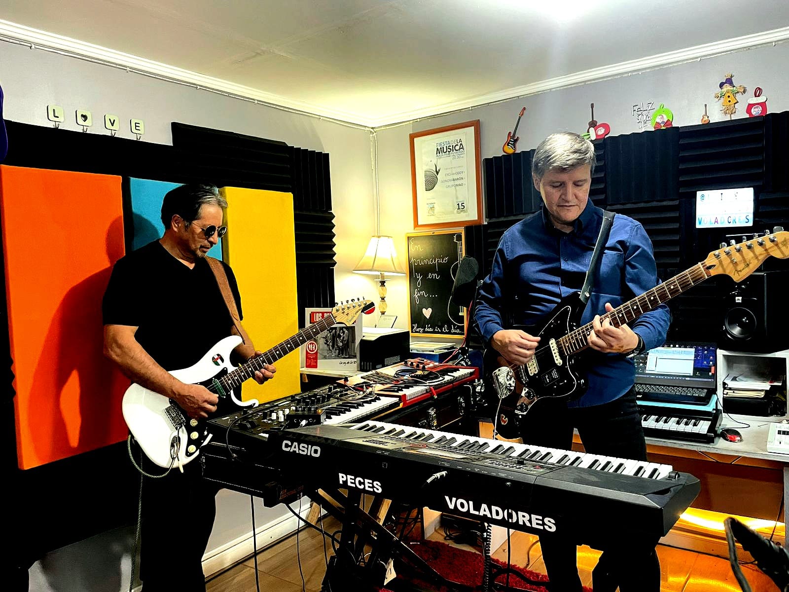 Yuri Heredia y Jorge Pulgar tocando sus guitarras en el estudio de Peces Voladores